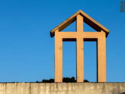 Alzando lo sguardo, riusciamo anche a scorgere il piccolo campanile, privo di campana, che si � comunque conservato nel tempo